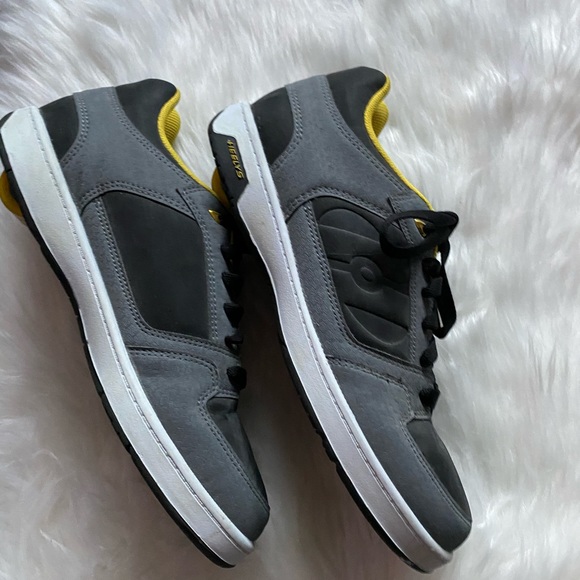 *SOLD**Men’s Heelys Shoes - Picture 4 of 7